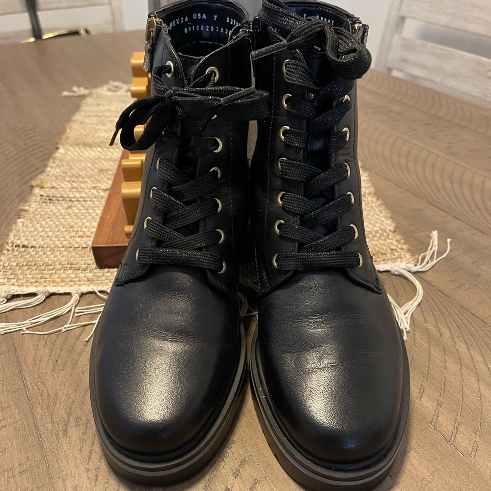 LIKE NEW! Black Flexi boots!
